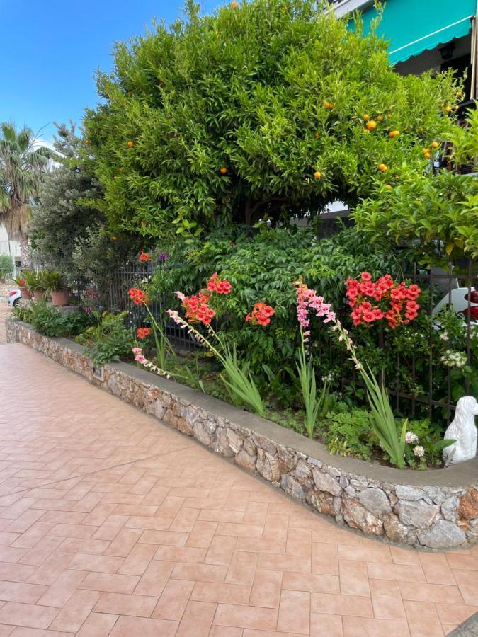 Apartment Aurora & Nicole Ideal Per Biker Con Terazza Vista Mare Parcheggio E Wi-Fi Gratuiti Pietra Ligure Eksteriør bilde
